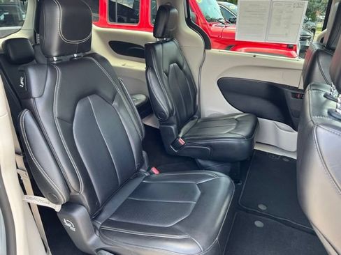 Certified 2023 Chrysler Pacifica Touring-L FWD image 14