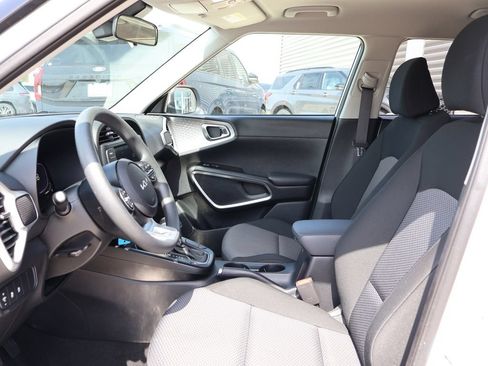 Used 2025 Kia Soul LX w/ LX Technology Package FWD image 23