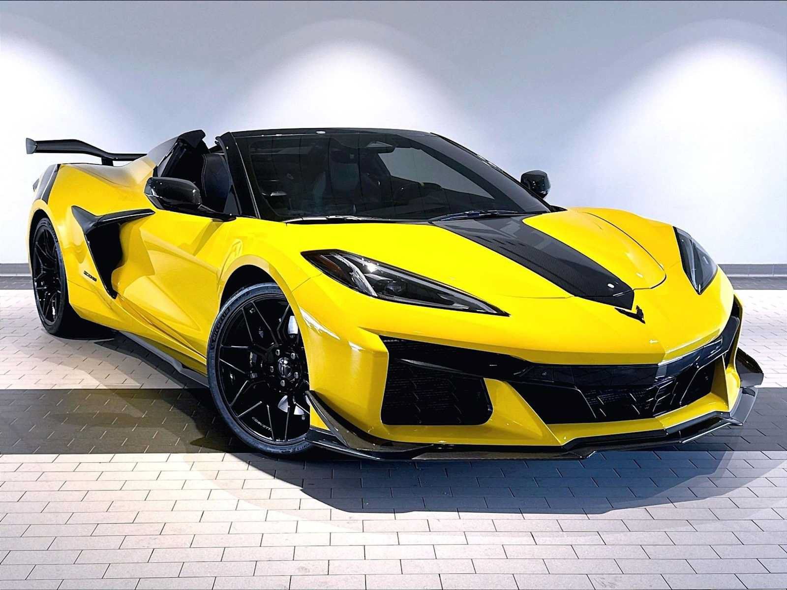 Used 2025 Chevrolet Corvette Z06 w/ Stealth Interior Trim Package RWD image 12