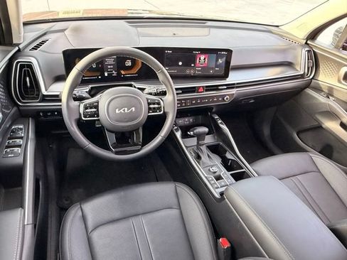 Used 2025 Kia Sorento EX w/ Panoramic Sunroof Package FWD image 9