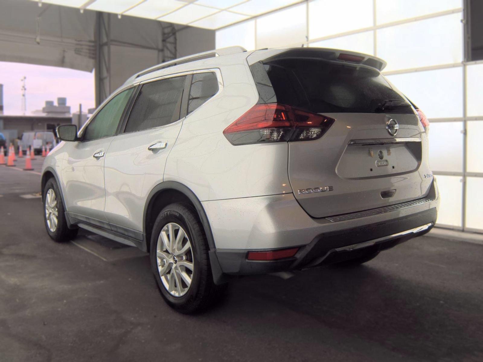 Used 2018 Nissan Rogue SV AWD/4WD image 2