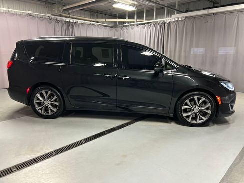 Used 2018 Chrysler Pacifica Limited w/ Tire & Wheel Group image 8
