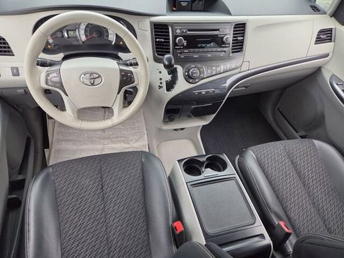Used 2014 Toyota Sienna SE FWD image 11