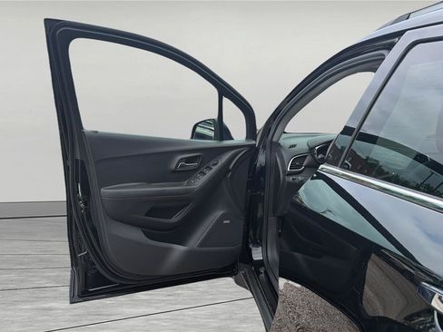 Used 2019 Chevrolet Trax LT w/ Sun & Sound Package FWD image 15