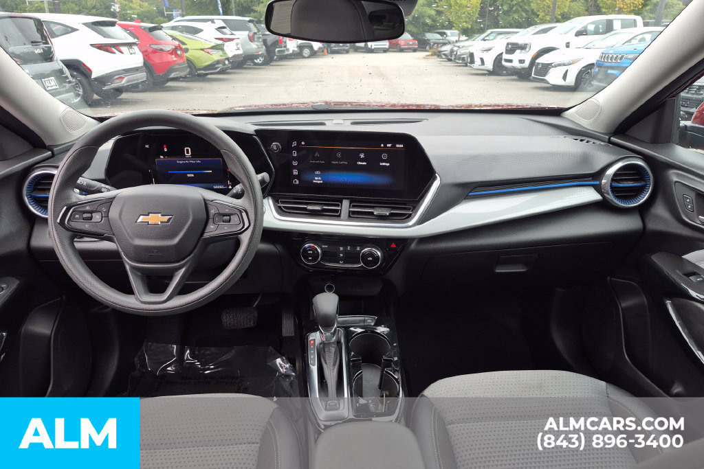 Used 2025 Chevrolet Trax LT FWD image 23