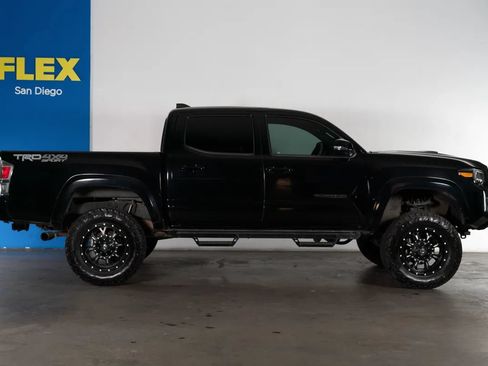 Used 2020 Toyota Tacoma TRD Sport w/ Technology Package AWD/4WD image 6