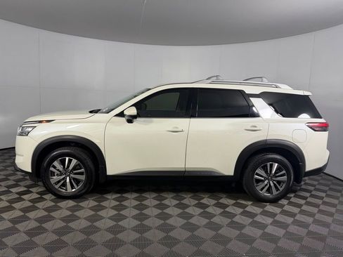 Used 2024 Nissan Pathfinder SL FWD image 9