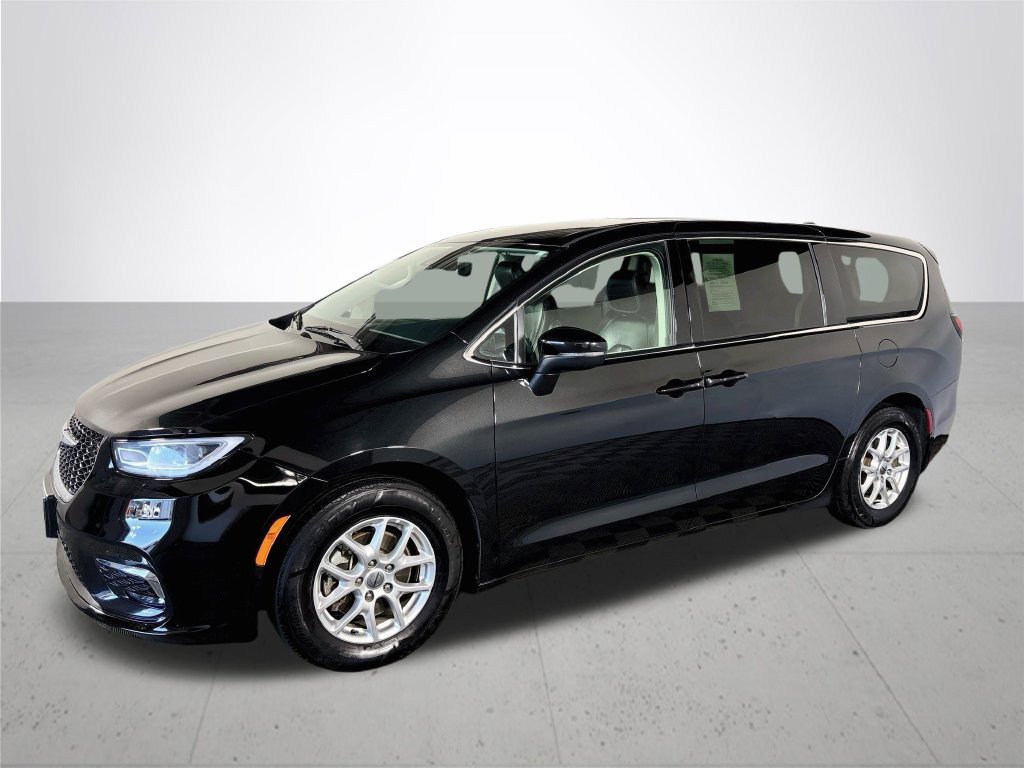 Used 2023 Chrysler Pacifica Touring-L FWD image 2