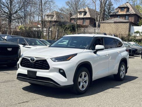 Used 2022 Toyota Highlander LE AWD/4WD image 3