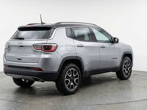 Used 2025 Jeep Compass Trailhawk AWD/4WD image 9