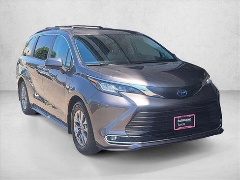 Used 2023 Toyota Sienna XLE w/ XLE Plus Package FWD image 4