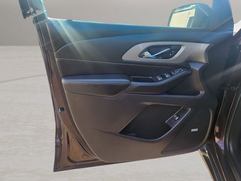 Used 2021 Chevrolet Traverse LT w/ LT Premium Package image 9