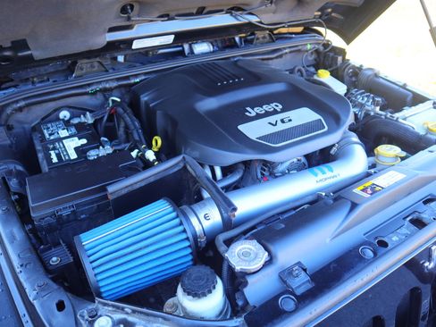 Used 2014 Jeep Wrangler Unlimited Rubicon w/ Connectivity Group image 31