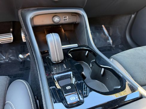 Used 2022 Volvo XC40 T4 R-Design w/ Advanced Package image 16