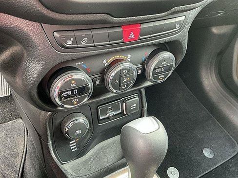 Used 2015 Jeep Renegade Limited AWD/4WD image 24
