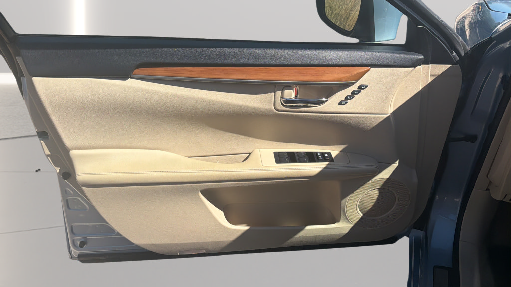 Used 2014 Lexus ES 300h w/ Luxury Package w/Bamboo Trim FWD image 9