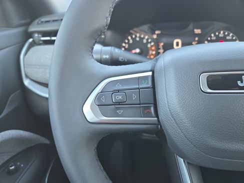 Used 2025 Jeep Compass Latitude image 11