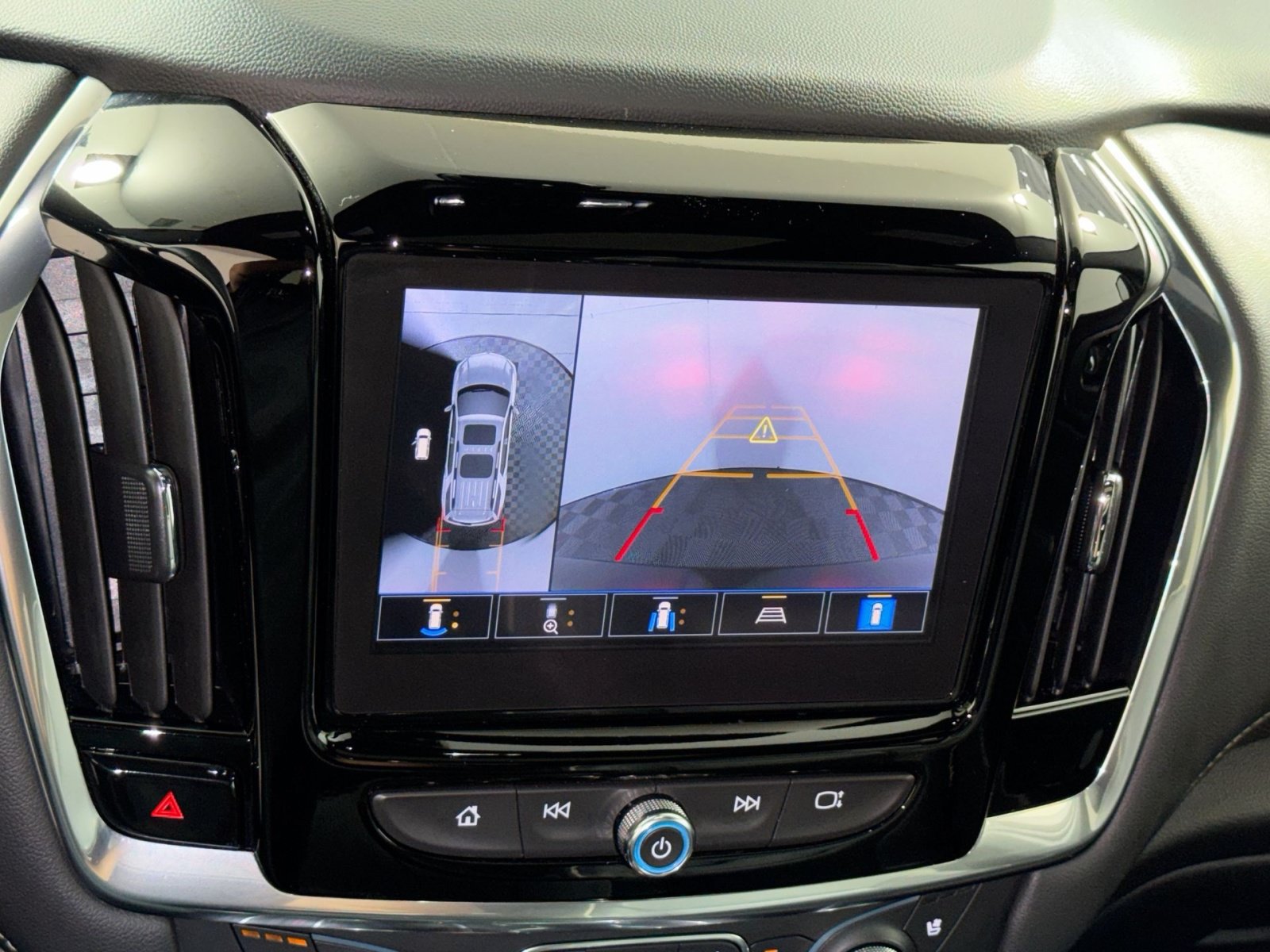 Used 2023 Chevrolet Traverse Premier FWD image 19
