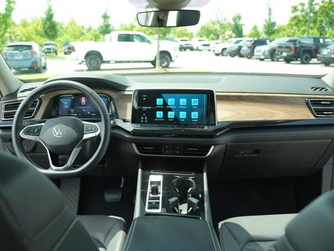Used 2025 Volkswagen Atlas SE FWD image 26