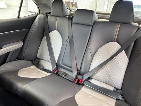 Used 2018 Toyota Camry XLE FWD image 24