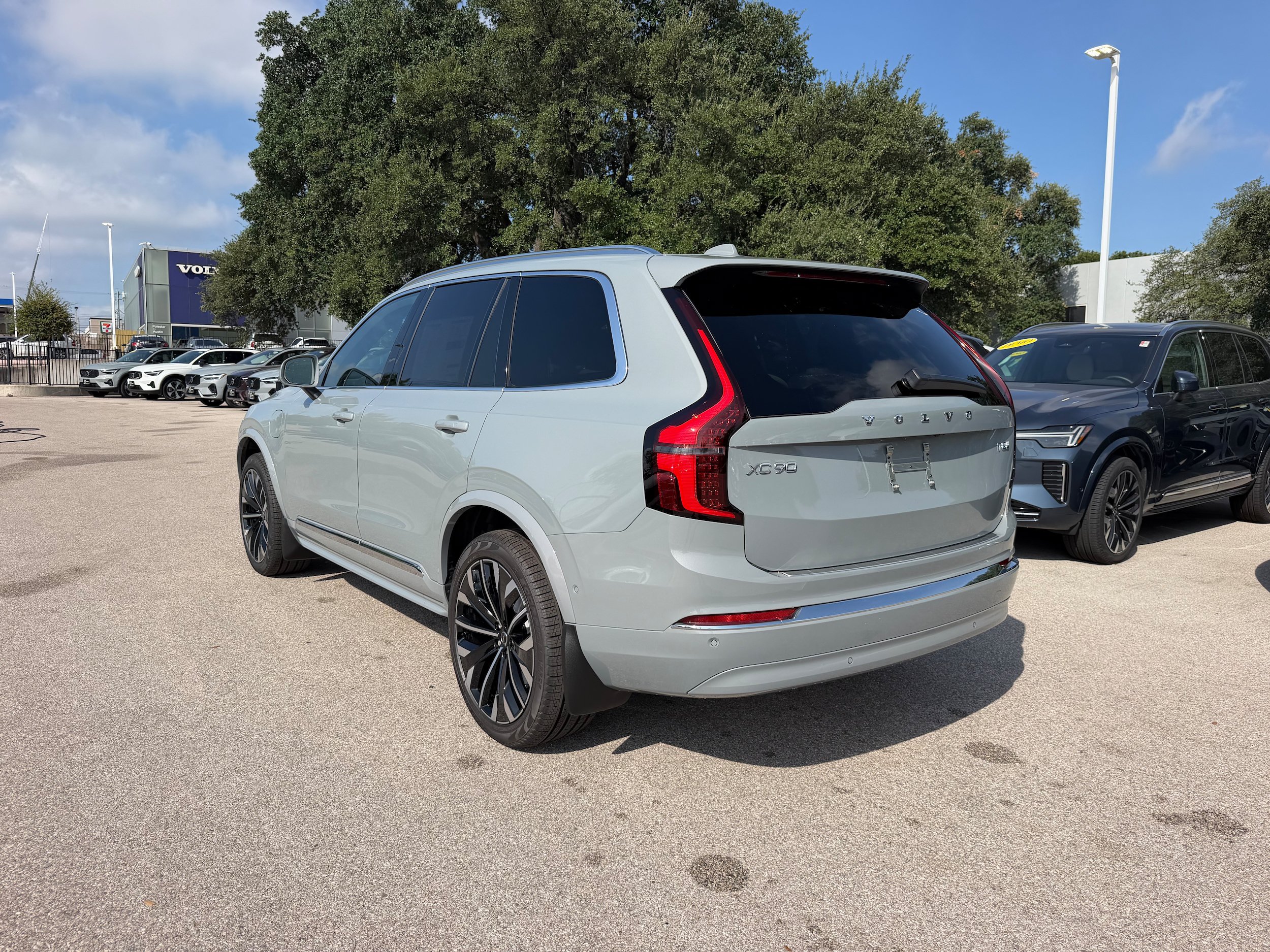 New 2026 Volvo XC90 T8 Plus w/ Protection Package Premier AWD/4WD image 4