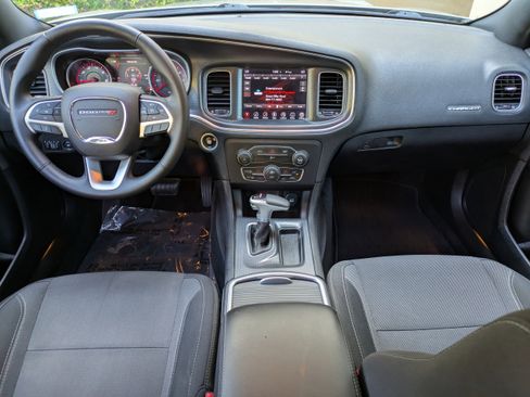 Used 2017 Dodge Charger SXT image 10