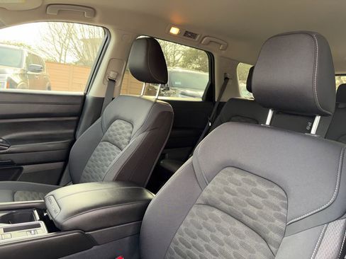 Used 2025 Nissan Pathfinder SV image 10