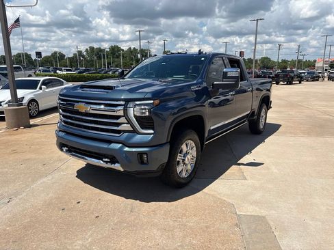 Used 2024 Chevrolet Silverado 2500 High Country w/ Technology Package AWD/4WD image 3