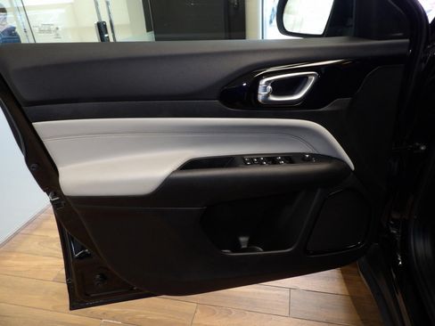 Used 2025 Jeep Compass Limited image 23