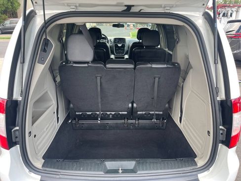 Used 2015 Chrysler Town & Country Touring w/ Driver Convenience Group FWD image 16