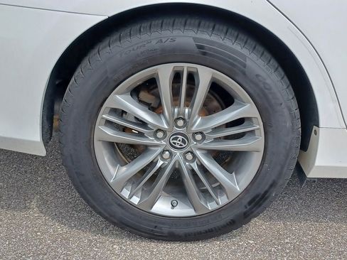 Used 2016 Toyota Camry SE w/ Moonroof Package FWD image 5