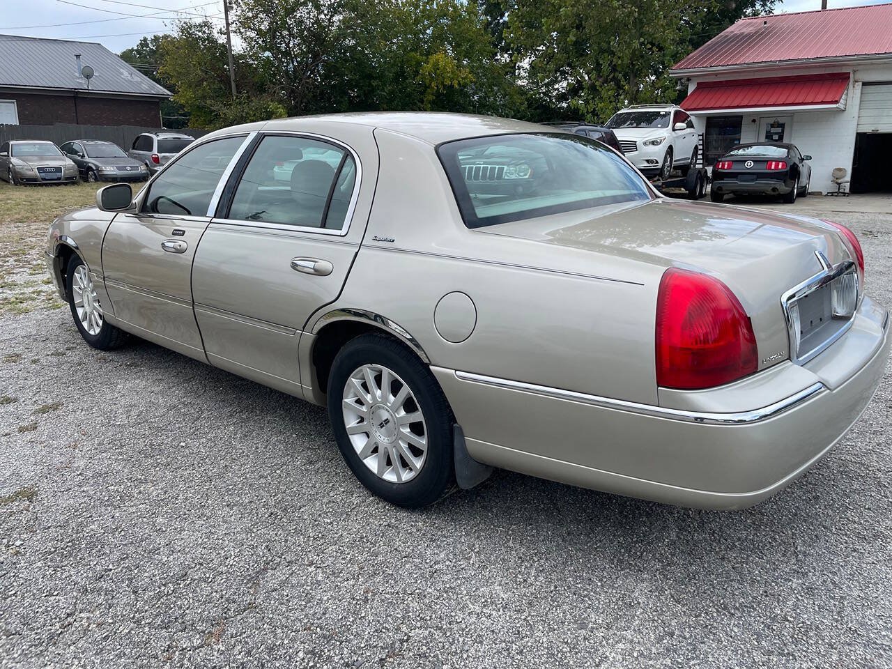 Used 2007 Lincoln Town Car Signature RWD image 4