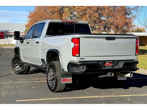Used 2024 Chevrolet Silverado 2500 ZR2 w/ Technology Package image 13