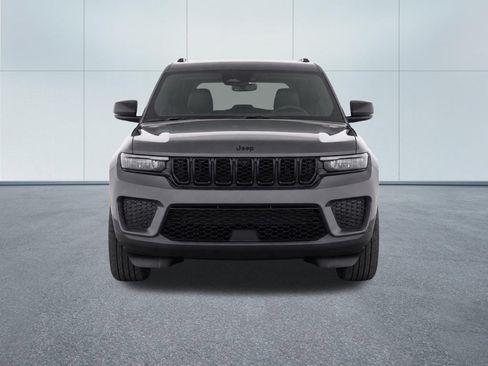 Used 2025 Jeep Grand Cherokee Altitude AWD/4WD image 7
