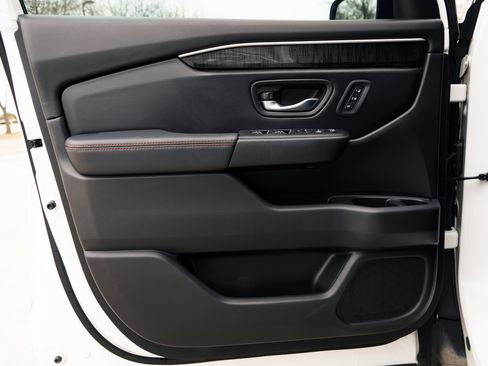 Used 2025 Honda Pilot Black Edition image 38