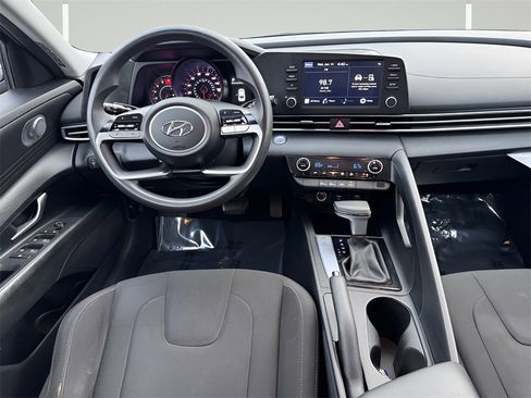 Used 2023 Hyundai Elantra SEL image 5