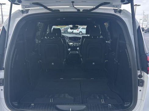 Used 2025 Chrysler Pacifica Select image 11