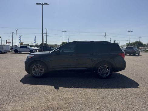Used 2023 Ford Explorer XLT w/ Equipment Group 202A RWD image 2