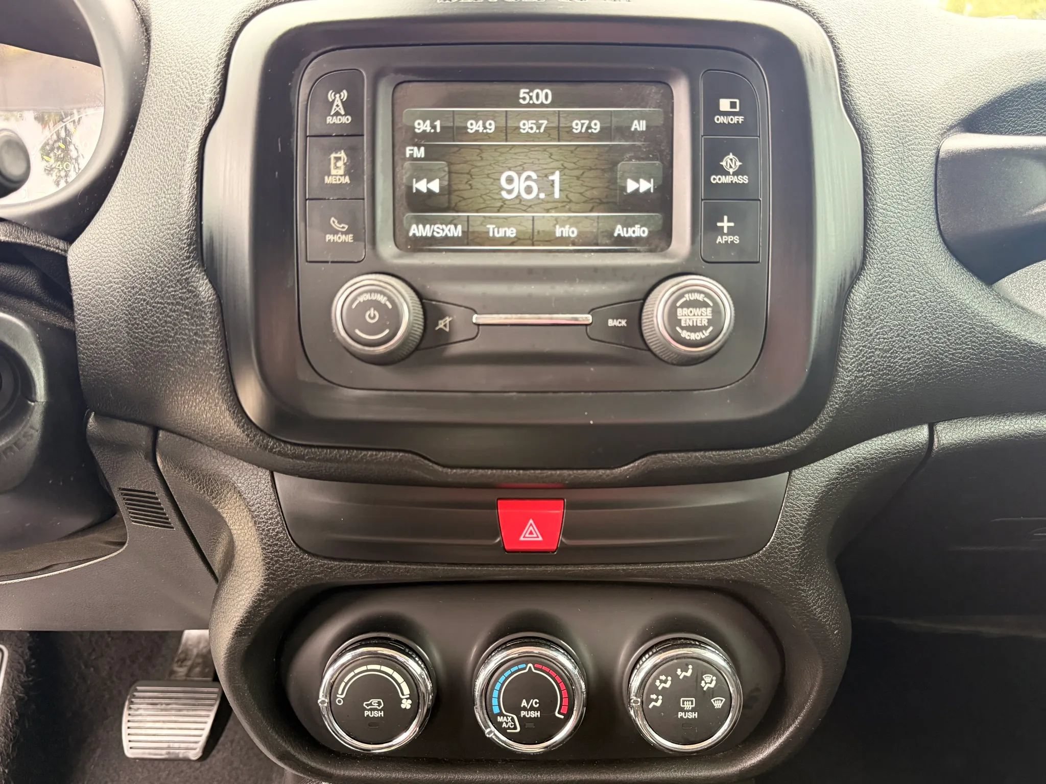 Used 2017 Jeep Renegade Latitude FWD image 26