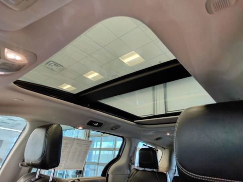Used 2023 Chrysler Pacifica Limited FWD image 12