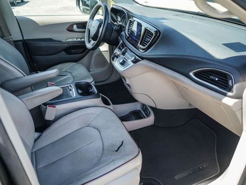 Used 2017 Chrysler Pacifica Limited w/ UConnect Theater Package FWD image 15