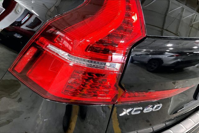 Certified 2025 Volvo XC60 B5 Core w/ Climate Package AWD/4WD image 33