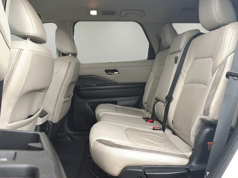 Used 2023 Nissan Pathfinder SL AWD/4WD image 18