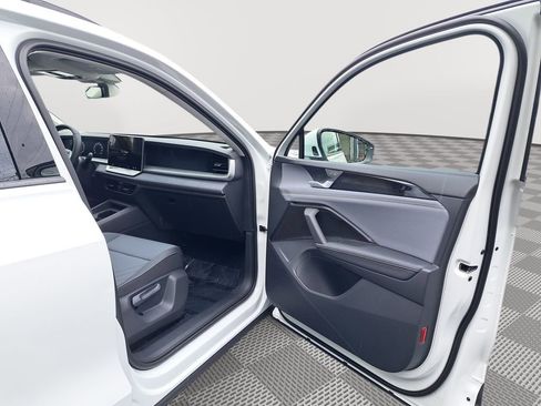 New 2025 Volkswagen Tiguan SE AWD/4WD image 17