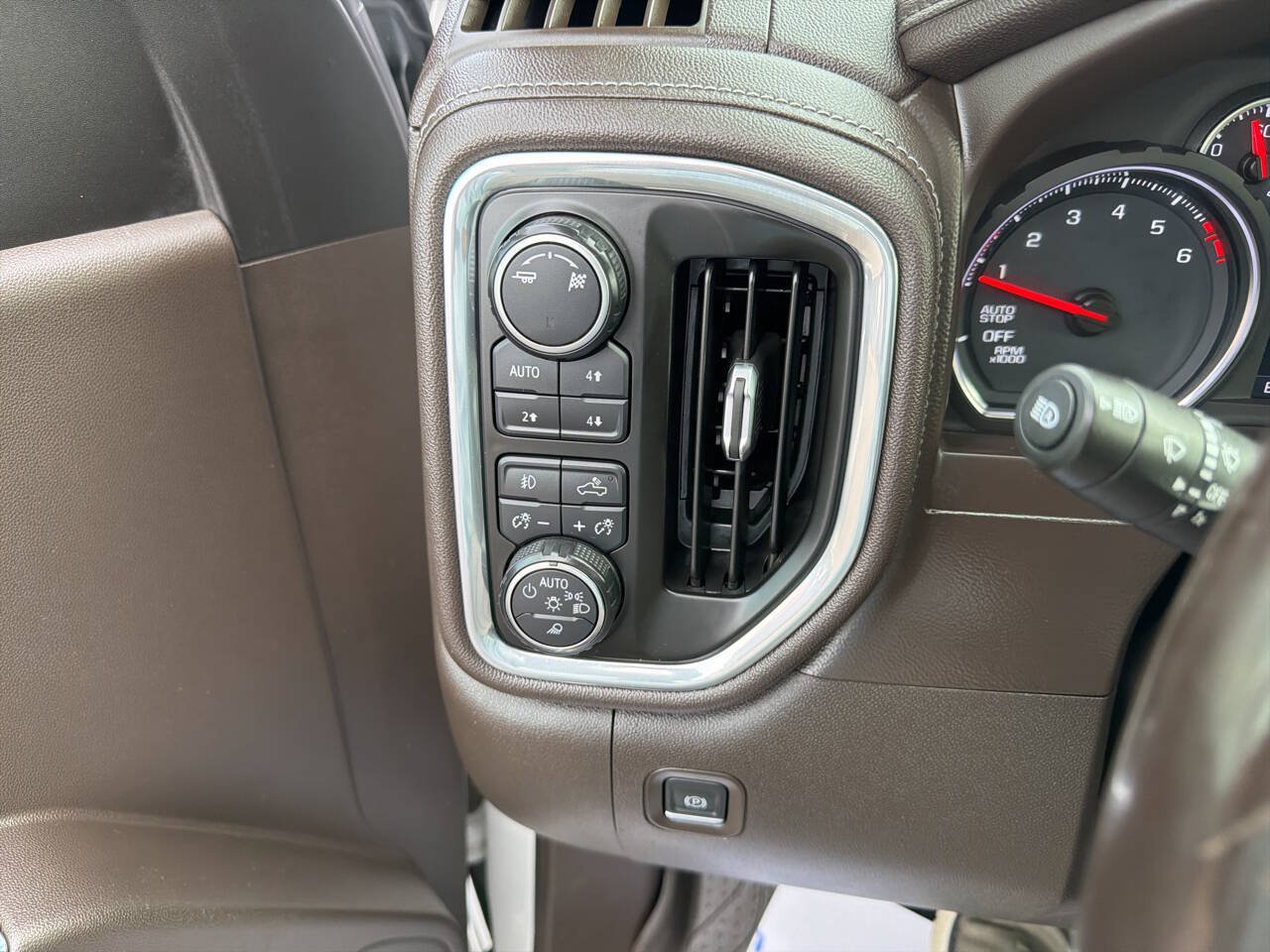 Used 2019 Chevrolet Silverado 1500 LTZ AWD/4WD image 31