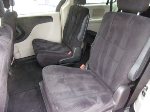 Used 2011 Chrysler Town & Country Touring FWD image 3