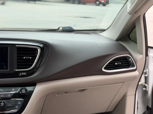 Used 2020 Chrysler Pacifica Touring-L FWD image 29