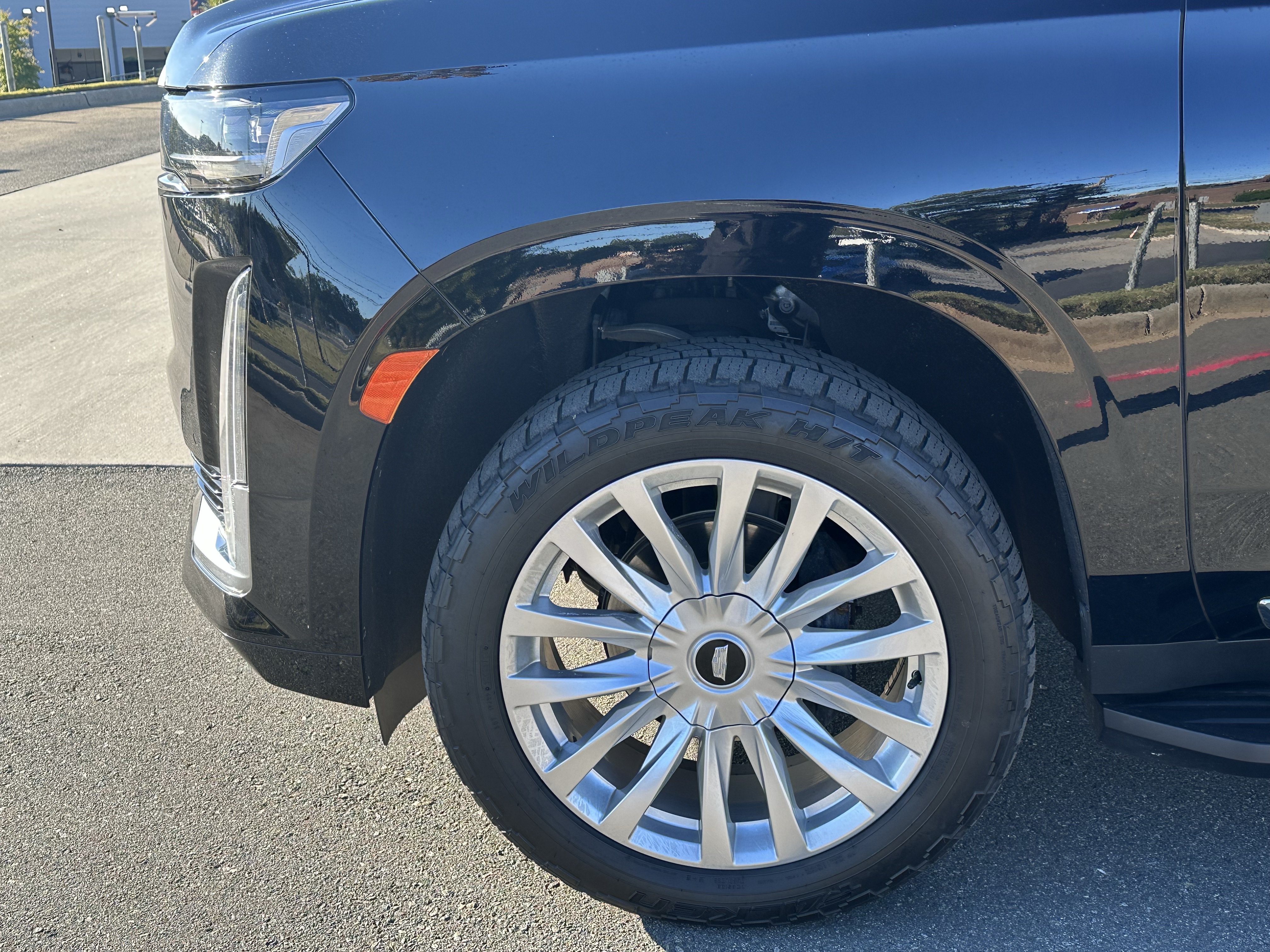Used 2022 Cadillac Escalade Luxury AWD/4WD image 12