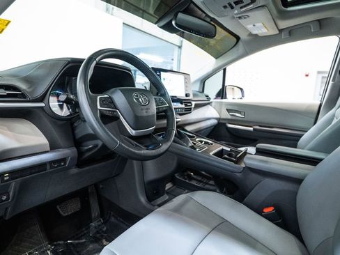 Used 2022 Toyota Sienna XLE image 4