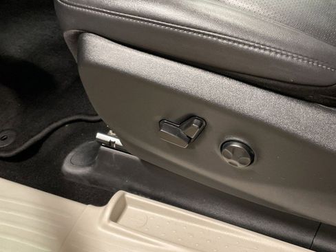 Used 2024 Chrysler Pacifica Touring-L image 14